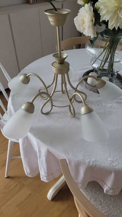 Żyrandol  złoty z mlecznymi kloszami 5 źródeł światła lampa wisząca