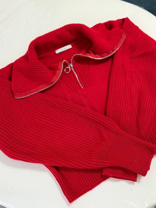 Червоний вʼязаний светр в стилі Zara