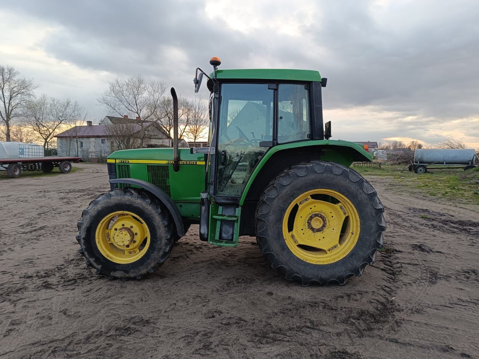 JOHN DEERE 6110 rok 1999,  Power Quad, opony 90%