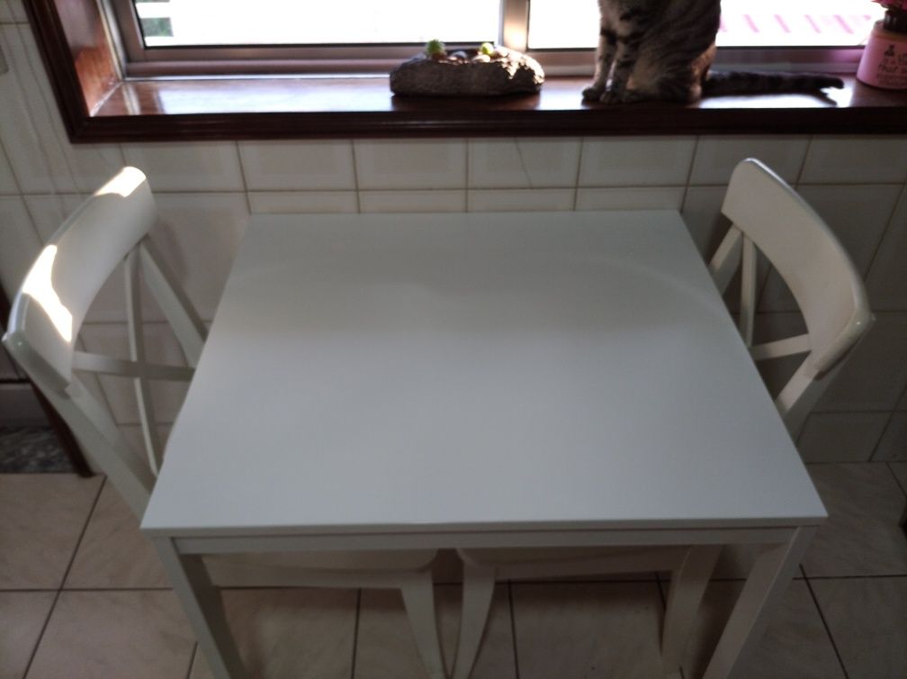 Mesa de cozinha branca extensível + 2 cadeiras