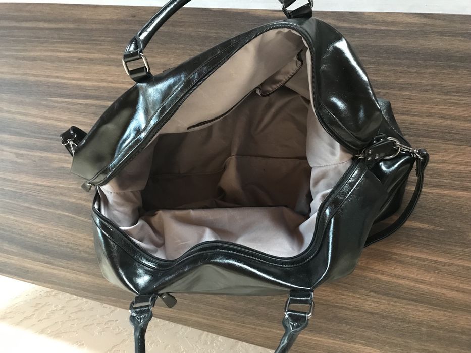 Чорна,дорожня,шкіряна сумка