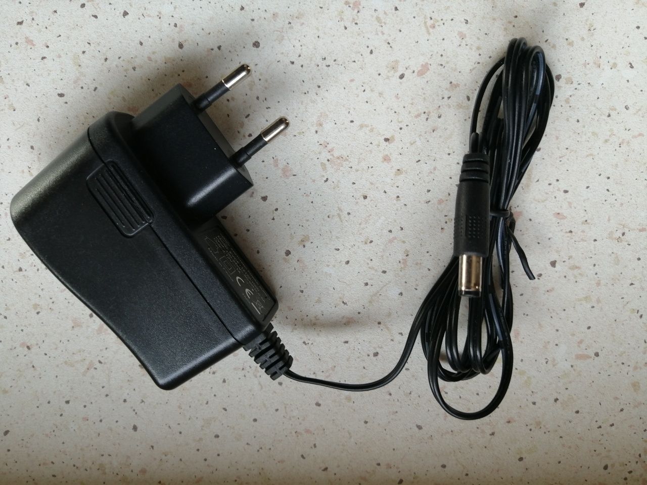 Zasilacz o parametrach 12V,1A,sprawny,jak nowy