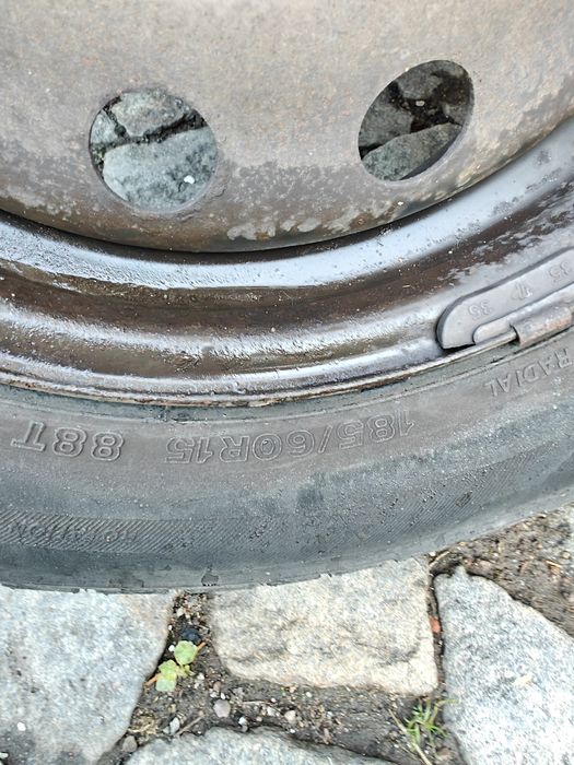 Opony zimowe 185/60/15 z felgami