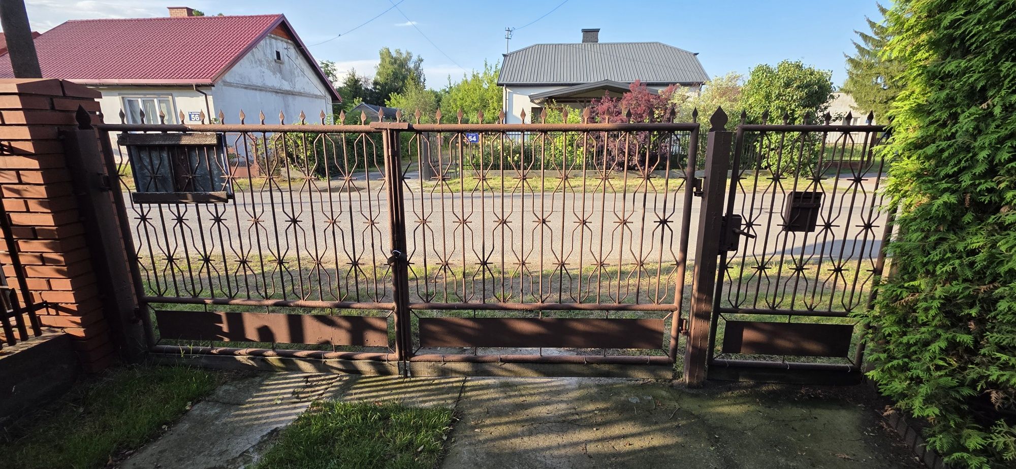 Brama wjazdowa dwuskrzydłowa wraz z furtką, oraz słupkami