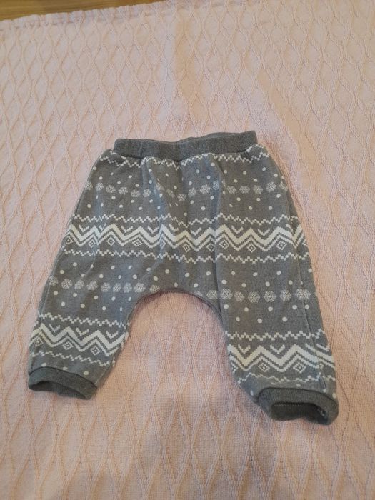 Spodnie dresowe szare w zimowy wzór  H&M 56