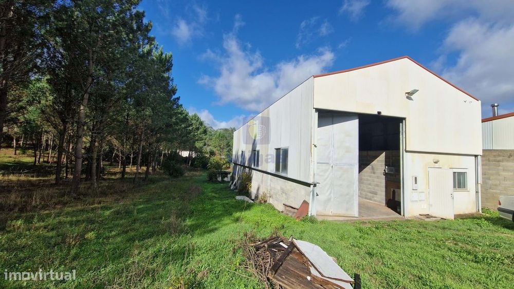 Armazém sito em Arrabal a cerca de 12 kms de Leiria e 15 kms de Fátima