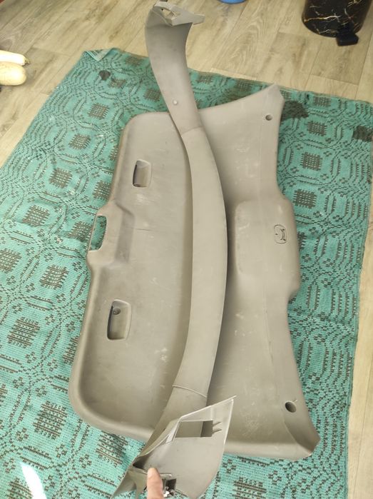 Обшивка крышки багажника Рено Сценик 2