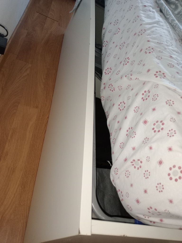 Cama de casal com arrumação