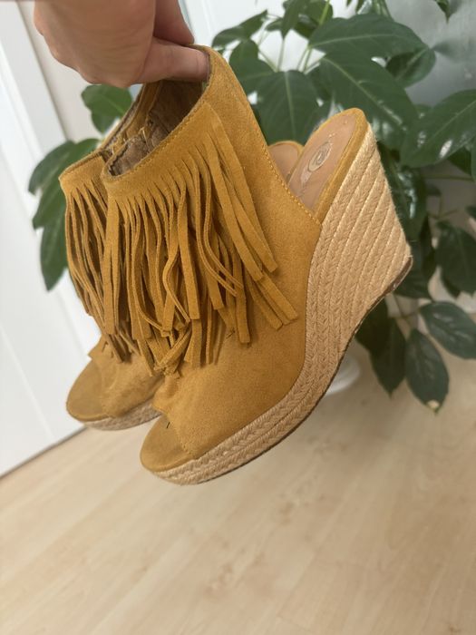 Sandały musztardowe klin sznurek 38 frędzle