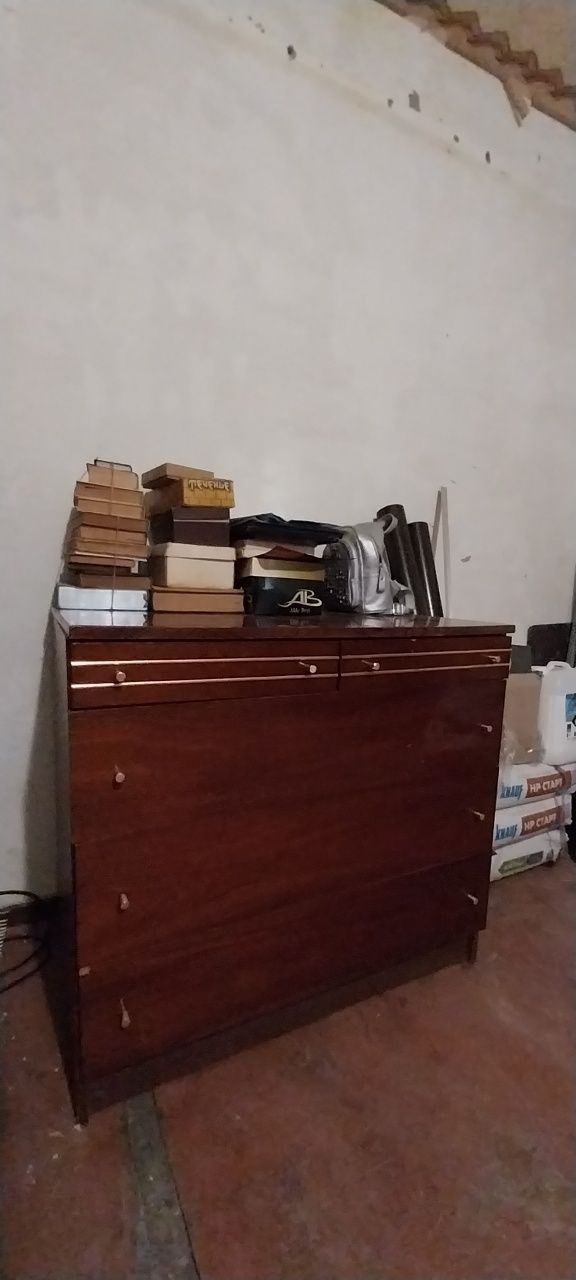 Полірований комод