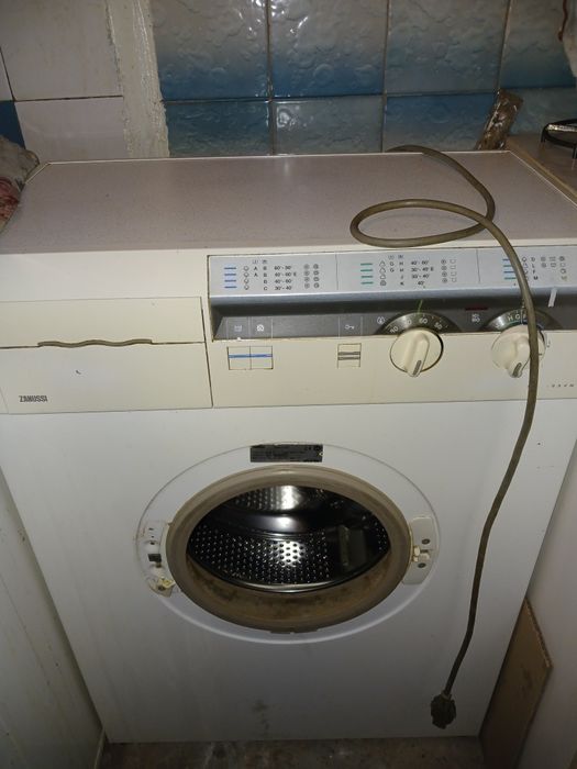 Продам на запчасти стиральную машину
