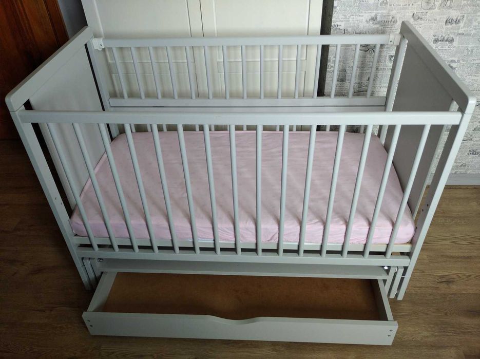 Дитяче ліжечко з матрацом