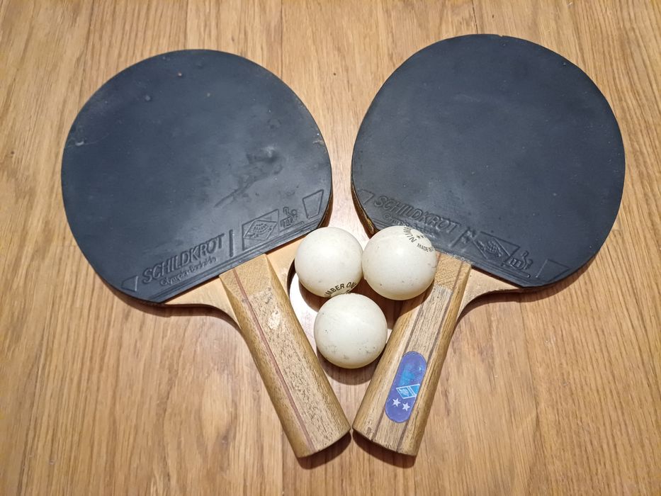 2 raquetes de ping-pong + 3 bolas