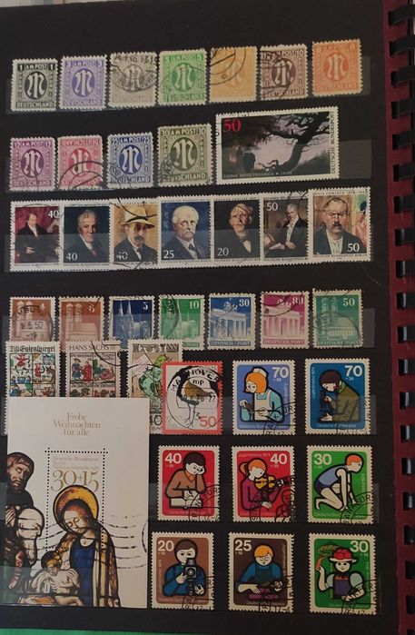 Klaser pełen znaczków 33 plus gratis
