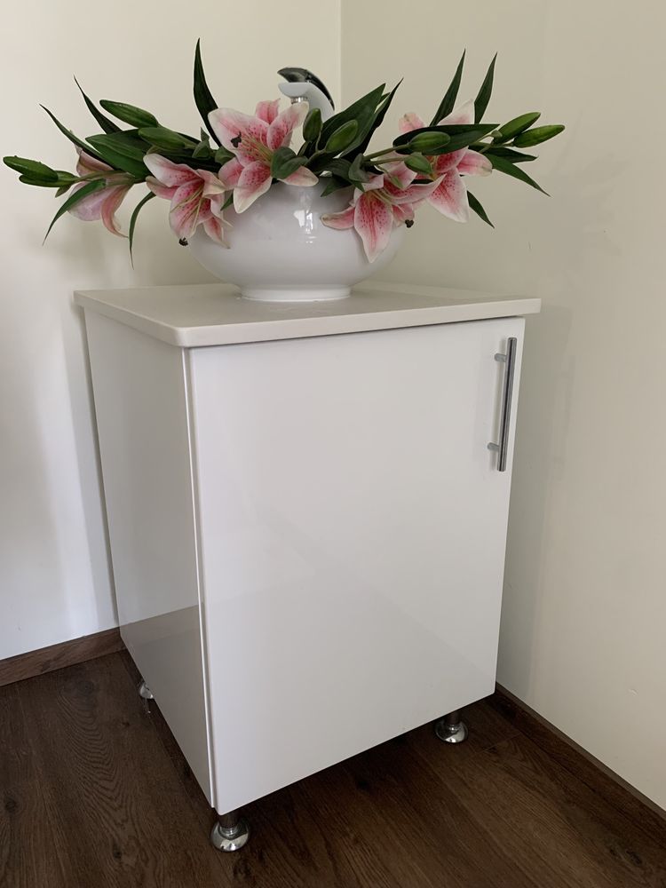 Sprzedam umywalkę z szafką