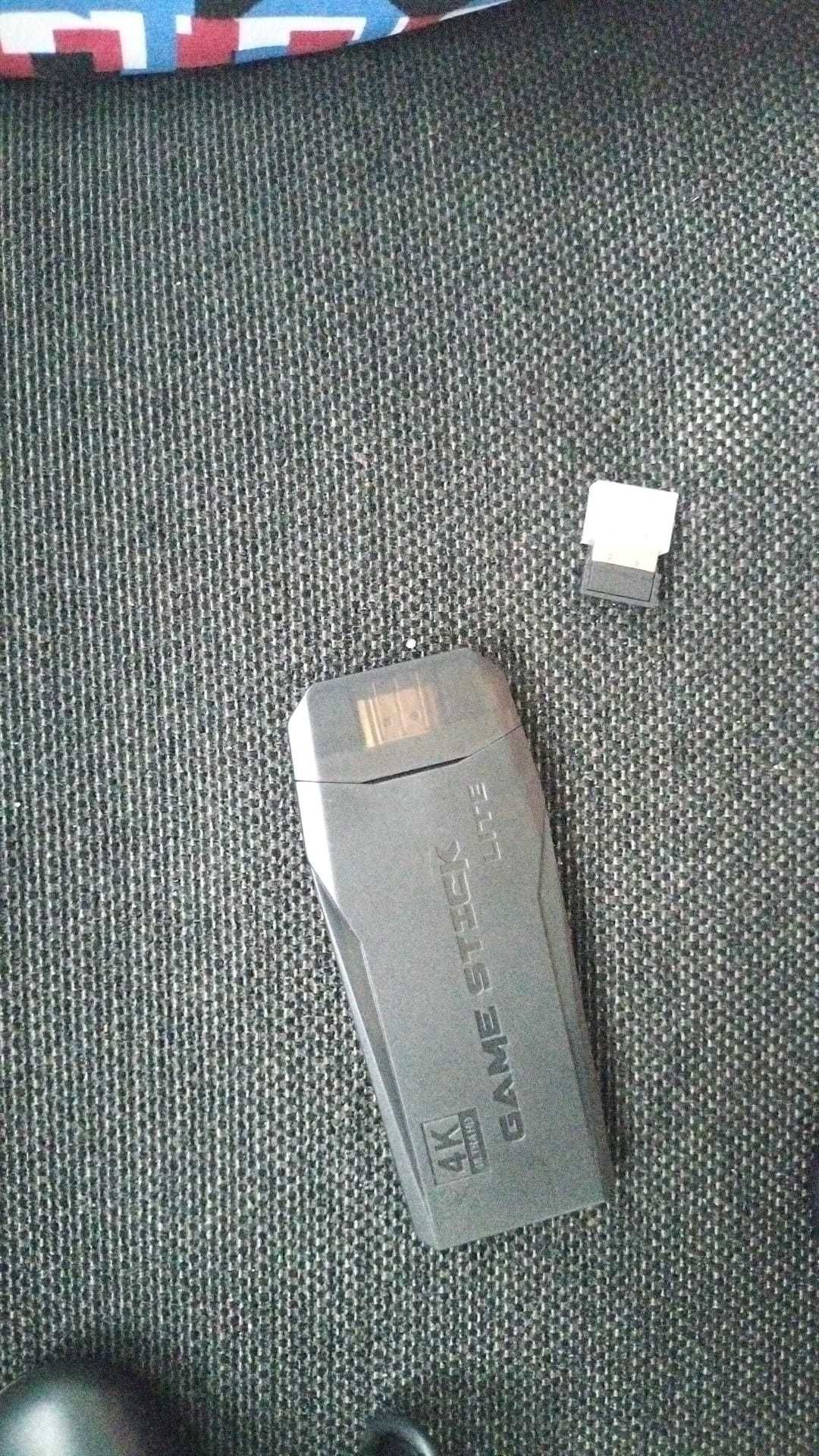 Consola retro com conectividade à televisão e com 2 comandos