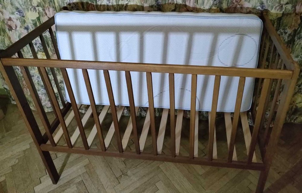 Ліжечко дитяче дерев'яне.