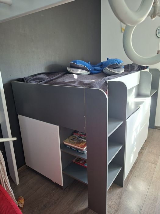 Łóżko piętrowe z szafkami i materacem