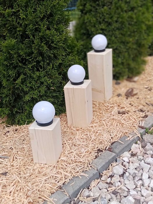 Zestaw lamp drewnianych do ogrodu