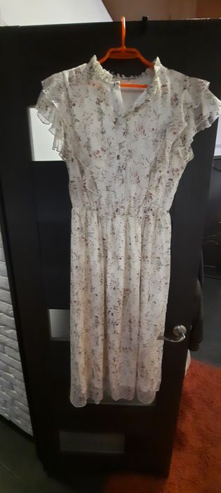 Розвантажую шафу,Сукні,розмір  48(XL)продаю пакетом