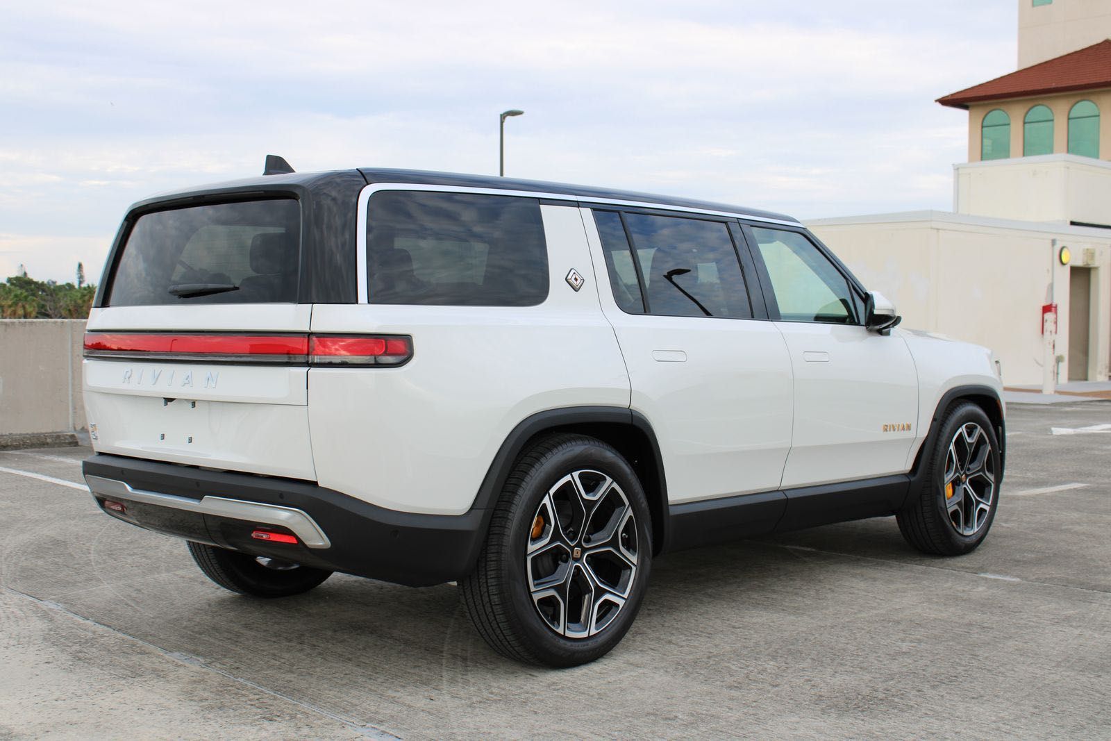 2023 Rivian R1S електрокроссовер 7 містний