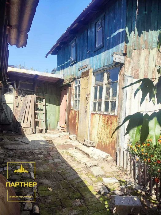 Продам  окрему  частину   будинку  у  нагірній частині Кременчука