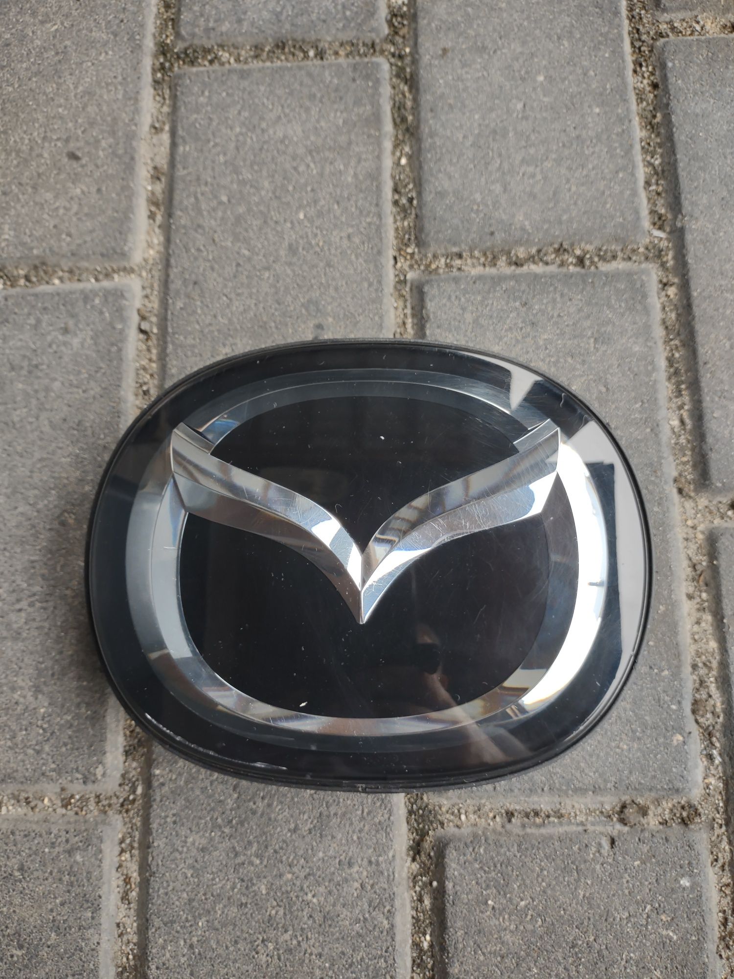 Emblemat, znaczek Mazda CX3 w atrapę pod radar.