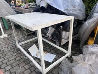 Stół warsztatowy metalowy do prac technicznych lub przemysłowych