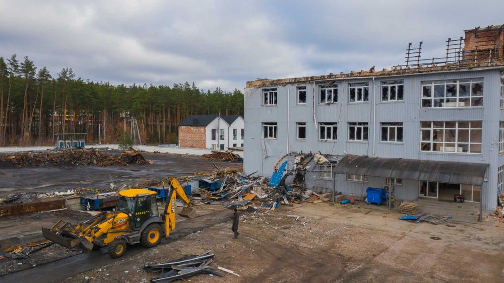 Демонтажні роботи. Демонтаж споруд, бетону, ферм. Знесення будинку