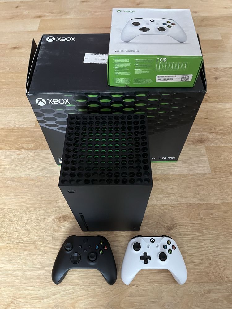Xbox series x 1tb + 2 pady