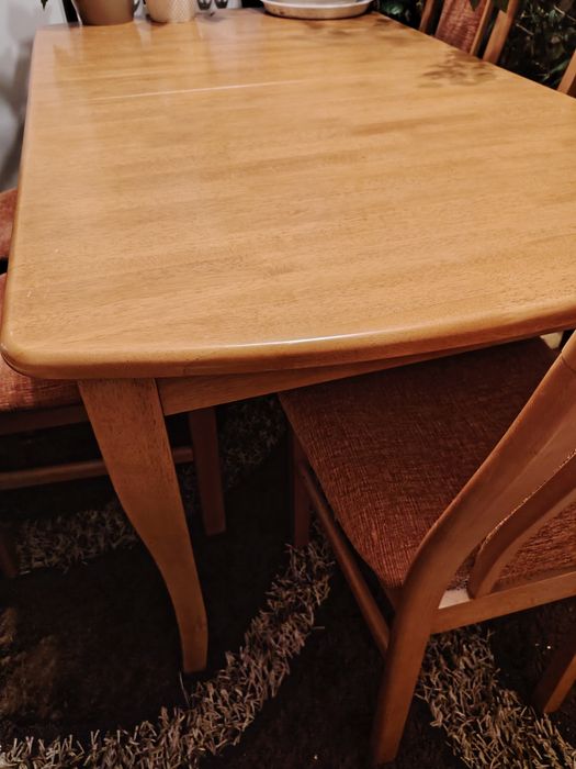 Ładne krzesła plus stół