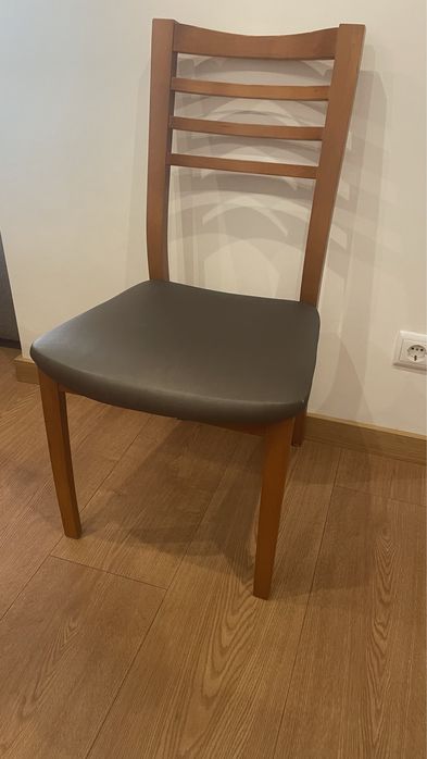 Mesa de jantar com seis cadeiras