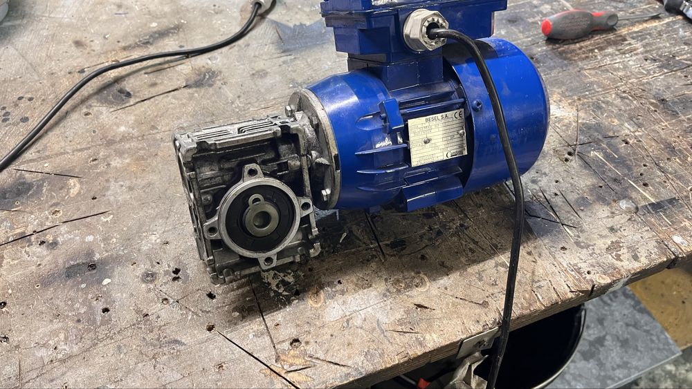 Modoreduktor z silnikiem 0,9 kW – 1360 obr./min
