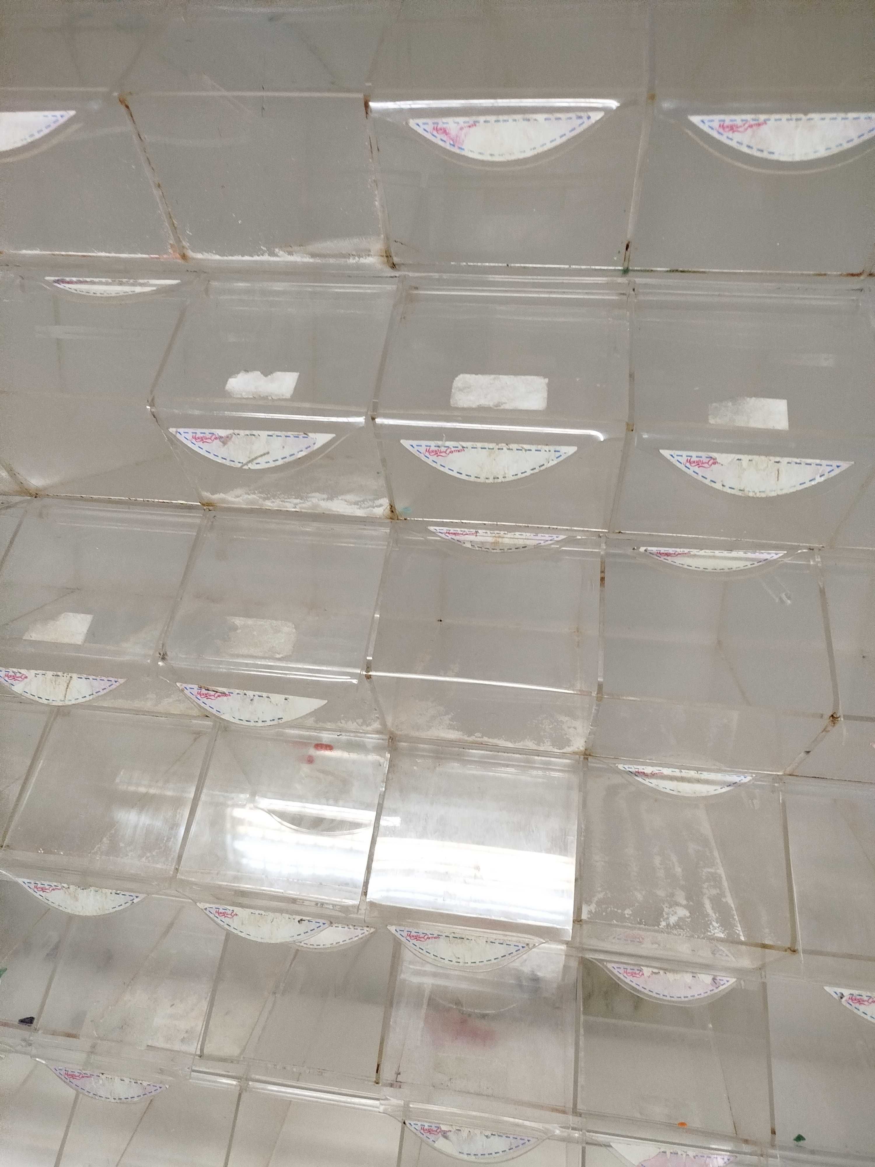 Vendo 180 caixas de acrílico para gomas com estante em madeira lacada!