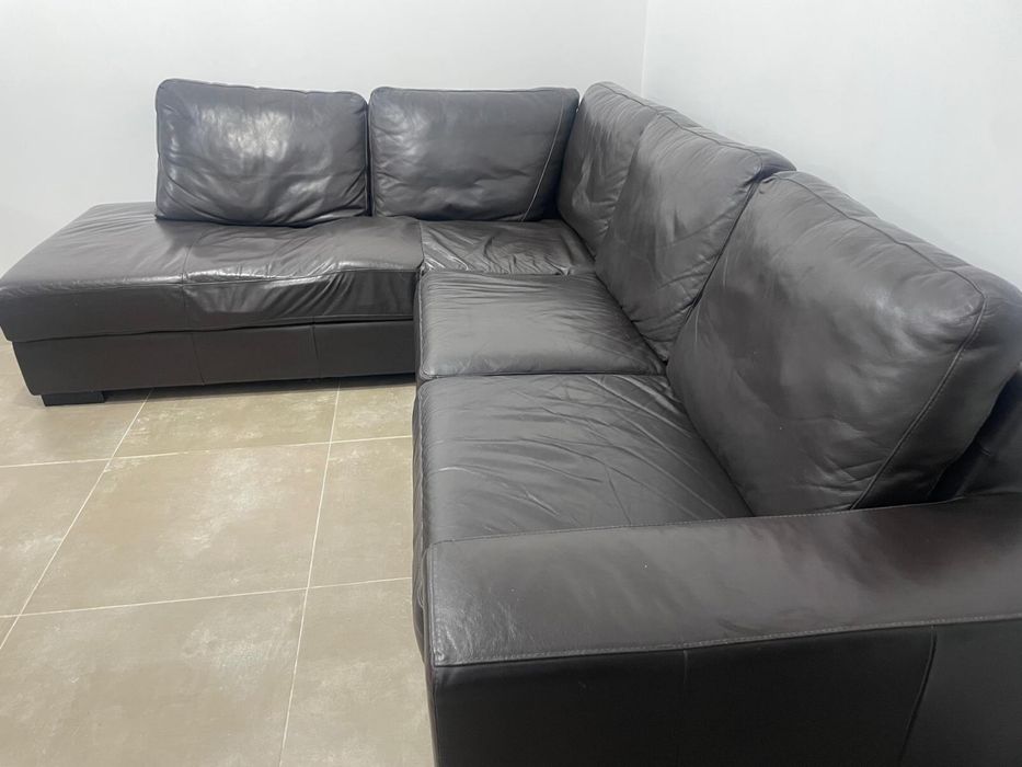 Sofá Chaise Long Eritz em Pele Preta – Confortável e em Bom Estado