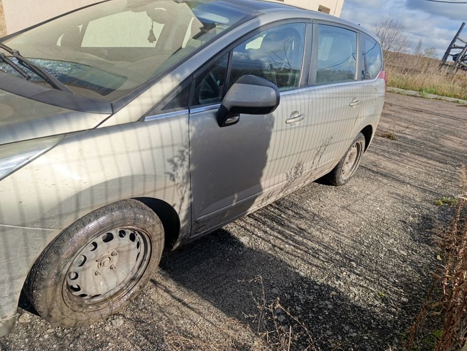 Продам машину peugeot 5008