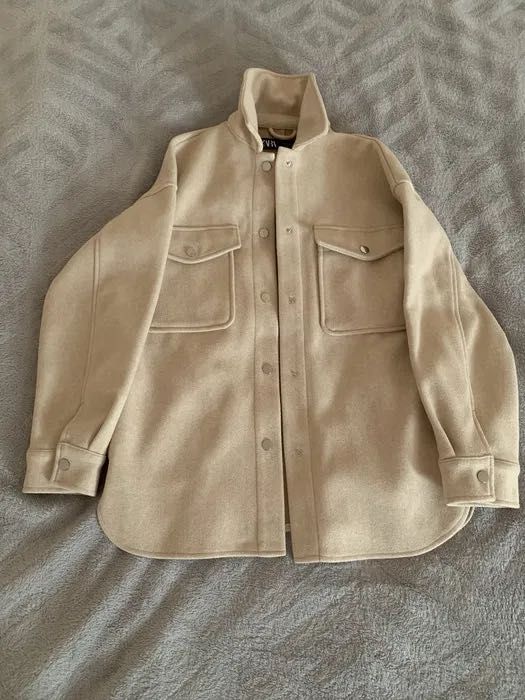 Бежевая теплая рубашка куртка  zara с карманами
