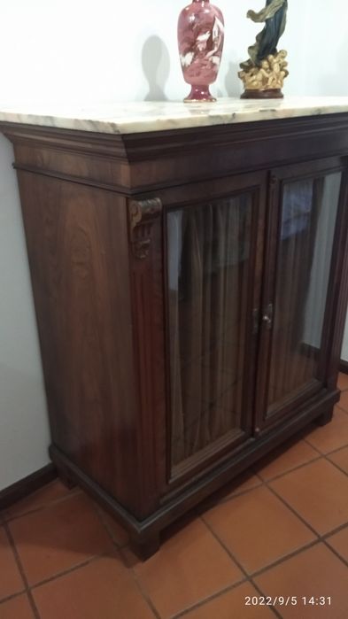 Móvel antigo com pedra mármore