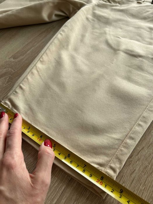 Beżowe damskie dopasowane spodenki szorty przed kolano Gang