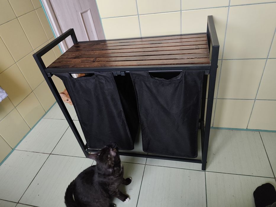 Kosz na bieliznę metalowy, loft z drewnianą półką