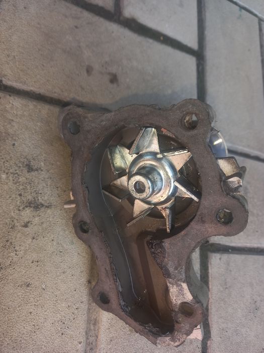 Помпа митсубиси лансер 9  1.6 бенз