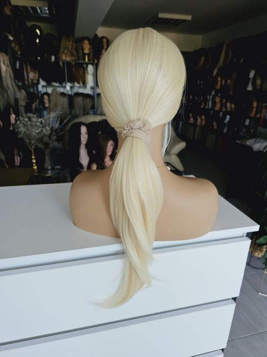 Długa blond peruka lace front Miranda naturalnie postopniowana fryzura