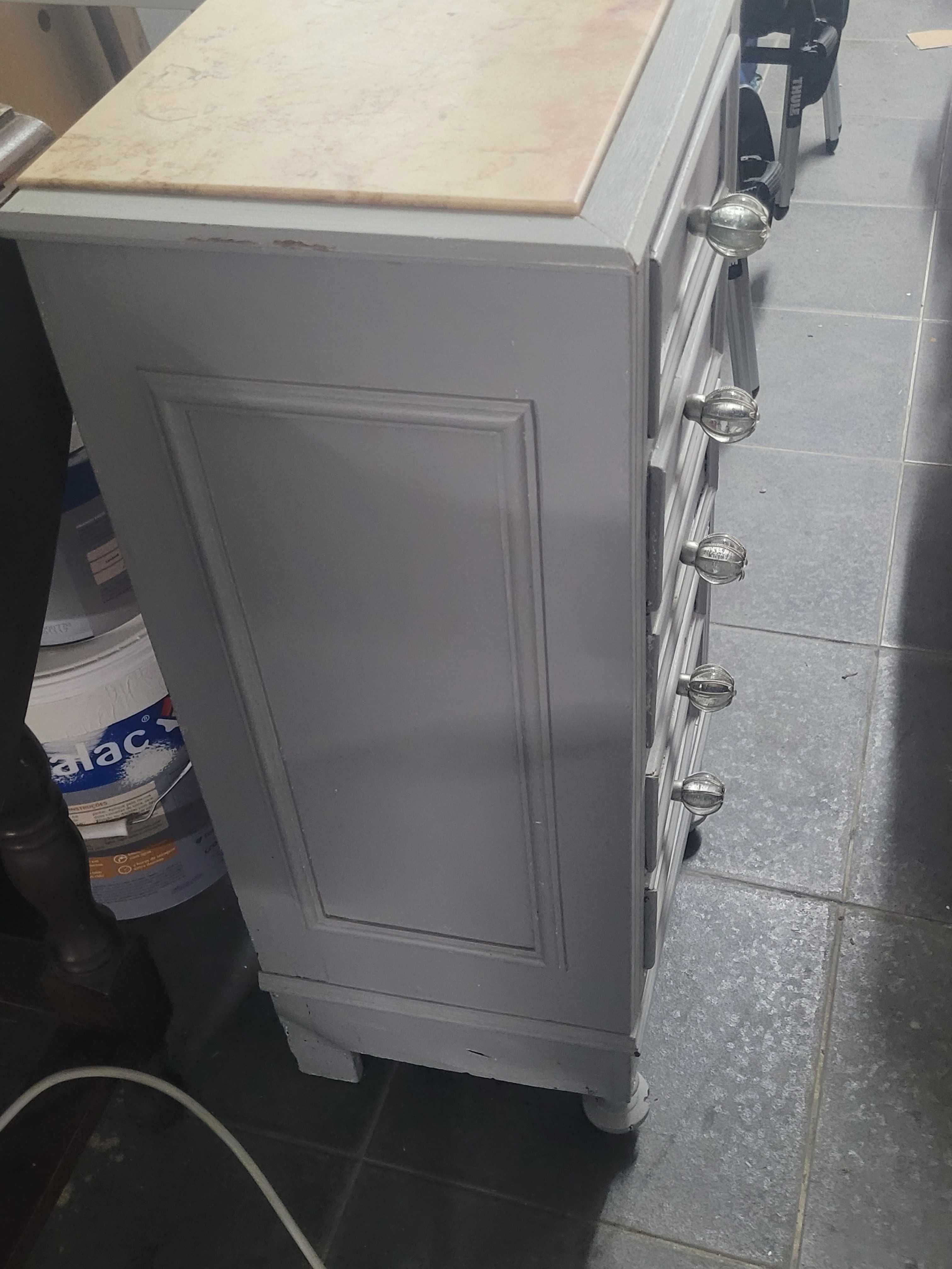 Mesa de cabeceira muito antiga