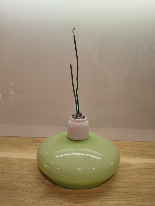Zielona stara lampa typu beret