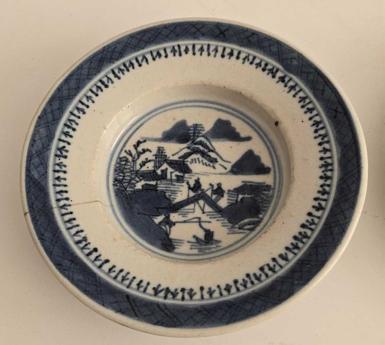 Prato em porcelana chinesa com decoração azul e branca. Dinastia Qing