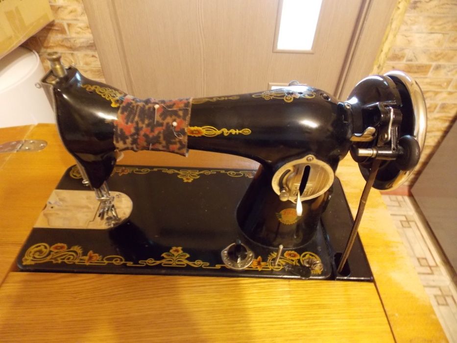 Швейная машинка с ножными приводом