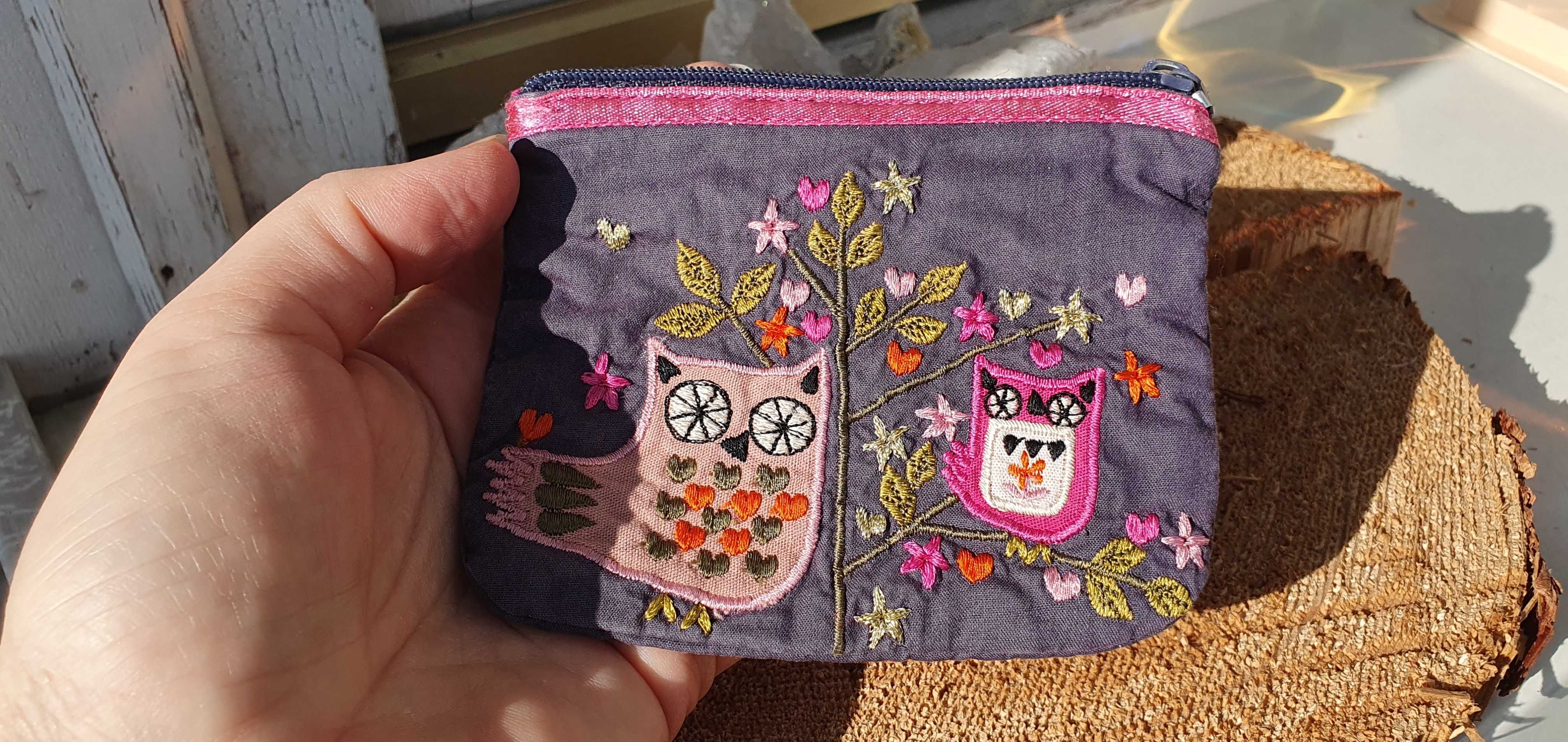 Piękny portfel  portmonetka Accessorize z ręcznie haftowanymi sowami.
