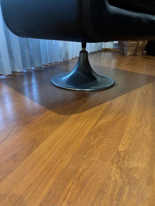 Cadeirão em pele com base rotativa