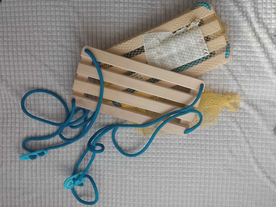 Dwie nowe drewniane huśtawki