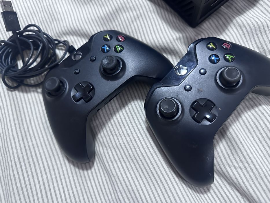 Xbox One (перше покоління, 2013 року).